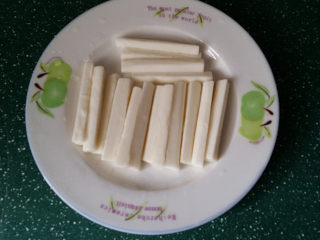 6、蓝莓山药,取出山药条平铺餐碟中