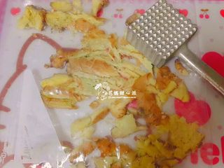 1、黑糖薑茶,薑母洗淨後拍打備用