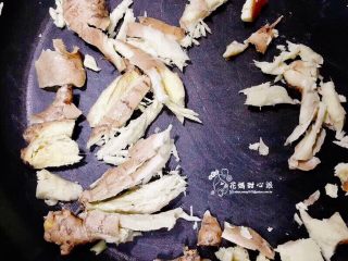 2、黑糖薑茶,放入乾鍋中將薑母中的水分炒出至表面微焦香氣才會足(小火喔)