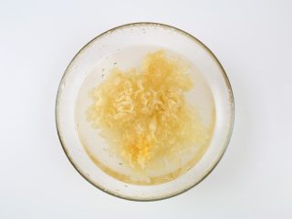 4、银耳莲子燕麦粥,银耳加适量水浸泡5分钟左右。