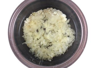 9、银耳莲子燕麦粥,加入适量的水。