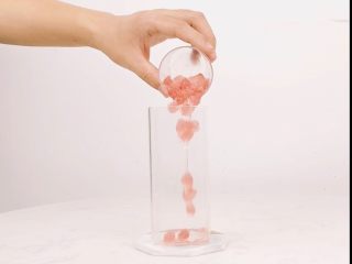 2、网红银河系冰茶，酷夏ING,杯中倒入西瓜魔芋