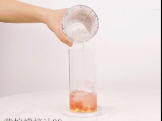 4、网红银河系冰茶，酷夏ING,黄柠檬果汁与冰块摇匀，倒入杯中