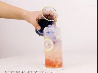 6、网红银河系冰茶，酷夏ING,沿冰块倒入茉莉黑枸杞茶汤