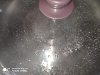 3、龟苓膏,把800ml水滚开并放入250g白砂糖或蜂蜜