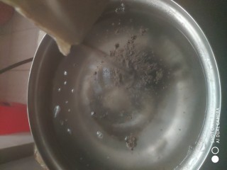 4、龟苓膏,均匀边慢速倒入龟苓膏粉边中速搅拌