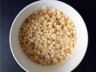 5、绿豆薏仁糖水,绿豆被浸泡得脱皮了，索性将绿豆全部脱皮；