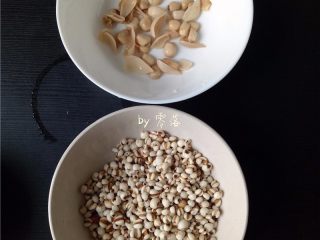 6、绿豆薏仁糖水,莲子去掉莲芯；薏仁、百合、莲子洗净；