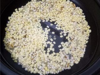 8、绿豆薏仁糖水,加够足量的清水；