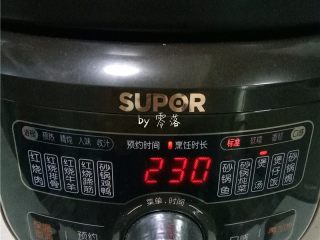 9、绿豆薏仁糖水,上盖，接通电源，启动“煲汤”程序；