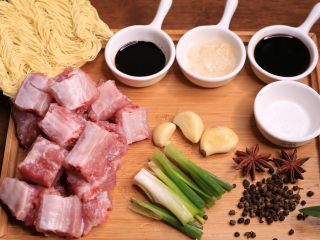 1、花样面条  香烧排骨面,所有食材
