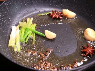 3、花样面条  香烧排骨面,锅里放油爆香葱、蒜、花椒、黑胡椒、八角