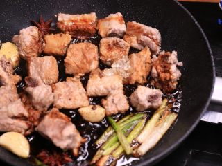 5、花样面条  香烧排骨面,加入生抽、老抽、冰糖