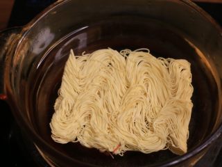 9、花样面条  香烧排骨面,水开下面煮5分钟