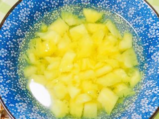 3、海鲜菠萝饭,把里面的菠萝掏出来，用盐水浸泡两分钟