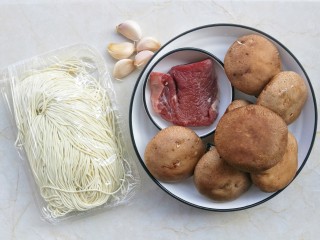 1、冬至美食 香菇肉酱拌面,准备好所有食材。