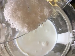 3、姜撞奶,白糖、奶粉加入牛奶中，加热到75度离火
