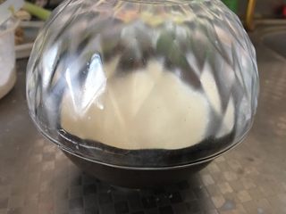 5、姜撞奶,距离30公分的高度倒入姜汁碗中，不要搅拌不要移动，盖好盖子焖10分钟