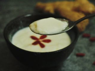 6、姜撞奶,加入枸杞装饰，养生又健康的姜撞奶就完成了