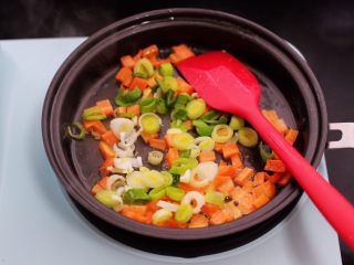 5、补钙又营养的虾仁豆芽蛋炒饭,加入切碎的蒜末爆出香味。