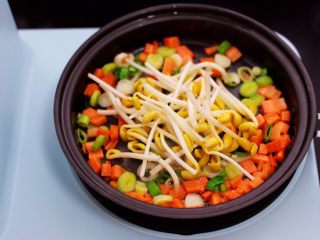 6、补钙又营养的虾仁豆芽蛋炒饭,这个时候加入黄豆芽继续用中火慢慢翻炒片刻。