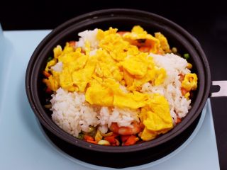 11、补钙又营养的虾仁豆芽蛋炒饭,再加入提前炒熟的鸡蛋。