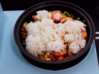 10、补钙又营养的虾仁豆芽蛋炒饭,加入提前打散的米饭。