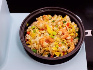 12、补钙又营养的虾仁豆芽蛋炒饭,大火翻炒均匀即可关火。