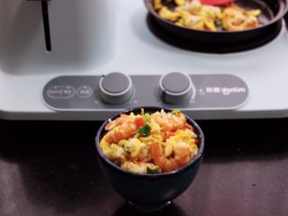 13、补钙又营养的虾仁豆芽蛋炒饭,把炒好的蛋炒饭盛出就可以享用了。