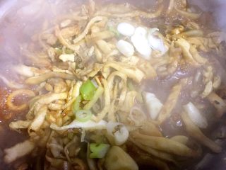 6、打卤面,放入蒜末炒出香味