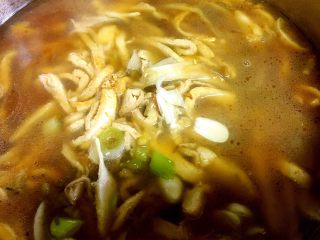 7、打卤面,倒入高汤