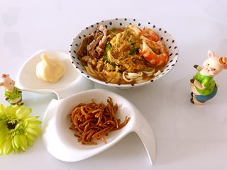 13、打卤面,面条装碗浇上香浓鲜美的卤在摆放上卤猪舌、大虾????