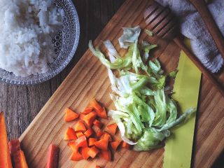 3、简单快手零失败的 番茄蛋包饭,生菜切丝