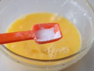 4、茼蒿早餐饼,放入盐；