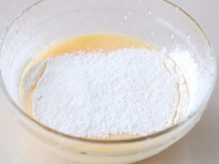 5、茼蒿早餐饼,筛入面粉；