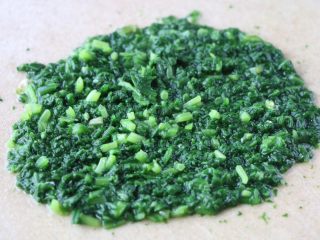 6、茼蒿早餐饼,焯水的茼蒿叶捞出沥干水分，切碎。