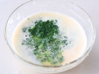 7、茼蒿早餐饼,放入鸡蛋液里；