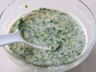 8、茼蒿早餐饼,搅打均匀；