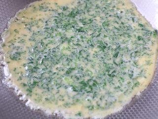 9、茼蒿早餐饼,锅内刷一层油，舀一大勺面糊进去；