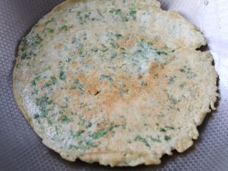 10、茼蒿早餐饼,煎至两面金黄色即可；