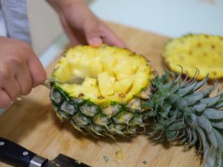 2、清甜可口的菠萝饭～,把菠萝肉用刀成井字形，然后用勺子挖出来，外壳不要丢掉哦，用来盛饭很好看的