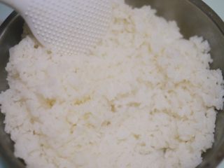 4、清甜可口的菠萝饭～,热的米饭用勺子搅拌一下，蒸发多余水分，然后放冷藏室一会儿（有隔夜米饭会更赞哦）