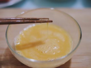 7、清甜可口的菠萝饭～,鸡蛋打散至不粘稠状态