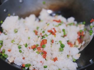 11、清甜可口的菠萝饭～,待鸡胸肉变色后倒入米饭，快速翻炒防止粘锅