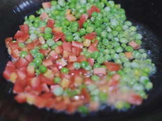 10、清甜可口的菠萝饭～,热锅下油至七成热下红萝卜和豌豆炒香