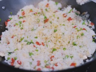 12、清甜可口的菠萝饭～,再倒入鸡蛋液，快递翻炒，米饭的色泽一下子就变了