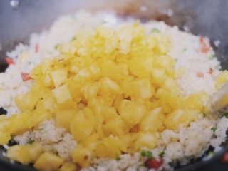 13、清甜可口的菠萝饭～,放适当的盐翻炒后倒入沥干水的菠萝丁