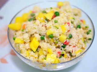 14、清甜可口的菠萝饭～,保持翻炒不要停～把菠萝的香味炒进饭里面后盛出～