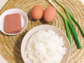1、香肠炒饭,备好食材,米饭是120g的一人食量,午餐肉是1cm厚度的切片