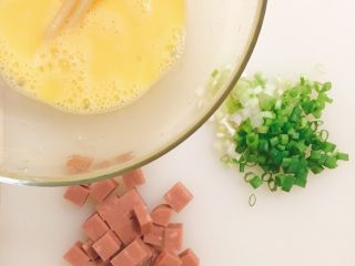 2、香肠炒饭,鸡蛋打散,小葱切葱花,午餐肉切丁